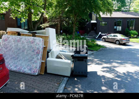 Ein riesiger Haufen Müll auf die Straße entleert auf Quebec beweglicher Tag 1. Juli. Stockfoto