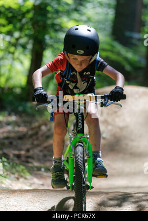 Ein Junge (6 Jahre alt), sein Fahrrad gerade in die Kamera schaut, Königreich Trails, East Burke, Vermont, USA Stockfoto