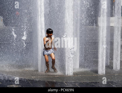 Kinder Abkühlung in Wasser Brunnen in der Rue Jeanne Mance in Montreals Entertainment District. Während der Hitzewelle 2108 genommen. Stockfoto