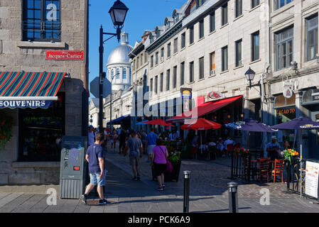 Blick vom Place Jacques Cartier entlang der Rue St. Paul im Alten Hafen von Montreal mit der Kuppel des Marché Bonsecours hinter Stockfoto