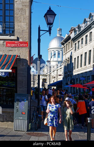 Blick vom Place Jacques Cartier entlang der Rue St. Paul im Alten Hafen von Montreal mit der Kuppel des Marché Bonsecours hinter Stockfoto