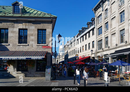 Blick vom Place Jacques Cartier entlang der Rue St. Paul im Alten Hafen von Montreal mit der Kuppel des Marché Bonsecours hinter Stockfoto