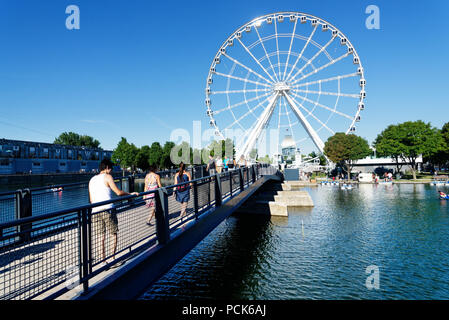 Überqueren Sie die Brücke Ïle Bonsecours im Alten Hafen von Montreal mit dem großen Rad La Grande Roue hinter Stockfoto