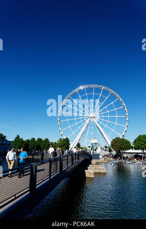 Überqueren Sie die Brücke Ïle Bonsecours im Alten Hafen von Montreal mit dem großen Rad La Grande Roue hinter Stockfoto