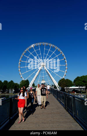 Überqueren Sie die Brücke Ïle Bonsecours im Alten Hafen von Montreal mit dem großen Rad La Grande Roue hinter Stockfoto