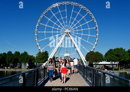 Überqueren Sie die Brücke Ïle Bonsecours im Alten Hafen von Montreal mit dem großen Rad La Grande Roue hinter Stockfoto