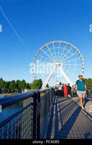 Überqueren Sie die Brücke Ïle Bonsecours im Alten Hafen von Montreal mit dem großen Rad La Grande Roue hinter Stockfoto