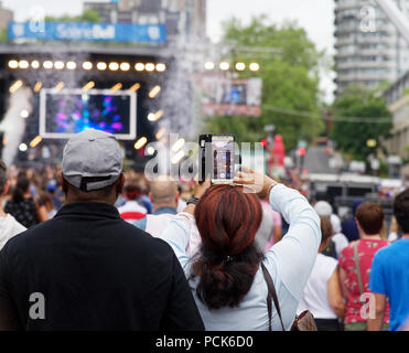 Eine Dame nimmt eine Show im Montreal Nur Für lacht Festival Stockfoto