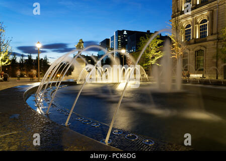 Brunnen auf dem Place Vauquelin im alten Hafengebiet bei Nacht Stockfoto