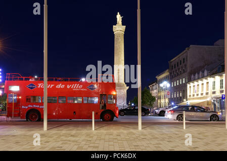 Eine rote Doppeldecker London Bus in Montreal mit Nelson's Column und Jacques Cartier hinter im alten Hafenviertel Stockfoto