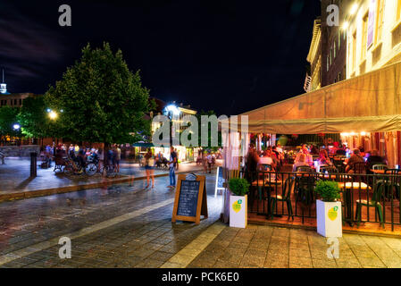 Eine belebte Restaurant Terrasse am Place Jacques Cartier in Montreal's Old Port district Stockfoto