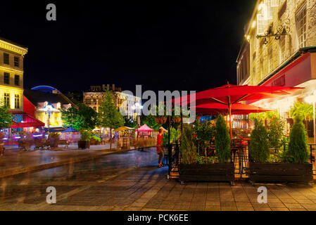 Eine belebte Restaurant Terrasse am Place Jacques Cartier in Montreal's Old Port district Stockfoto