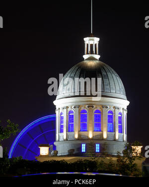Die Kuppel des Marché Bonsecours im Alten Hafen von Montreal mit dem großen Rad drehen hinter La Grande Roue Stockfoto