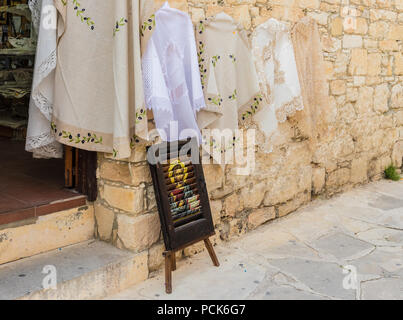 Omodos, Zypern. Mai 2018. Lokale Spitze im Verkauf im traditionellen Dorf Omodos in Zypern. Stockfoto