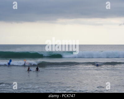 Big Wave für Surfen am Strand von Kuta, Bali Insel. Reisen in Indonesien, 12. Oktober 2012. Stockfoto