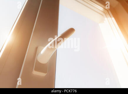 Großer weißer Kunststoff Fenster schließen Blue gegen den Sonnenuntergang. Stockfoto