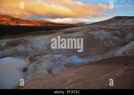 Krafla Lavafelder und die natürliche Schwefel Pools Stockfoto