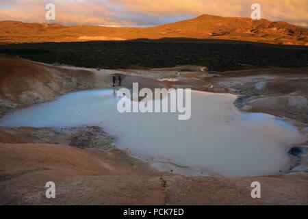 Krafla Lavafelder und die natürliche Schwefel Pools Stockfoto