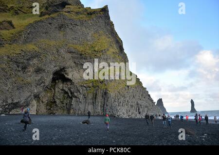 Sea Stacks, Klippen und Höhlen an der schwarzen Sand Strand Reynisfjara, Reynisdrangar im Süden Islands Stockfoto