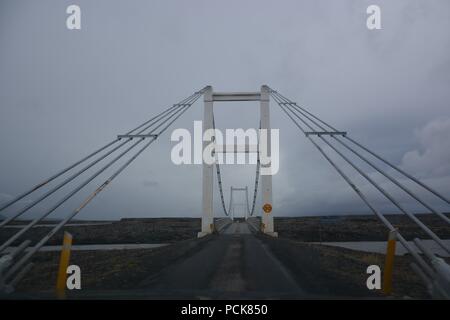 Brücke über einem Fjollum Jokulsa Stockfoto