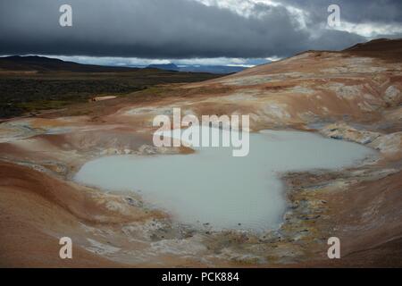 Krafla Lavafelder und die natürliche Schwefel Pools Stockfoto