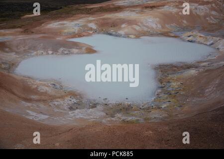 Krafla Lavafelder und die natürliche Schwefel Pools Stockfoto