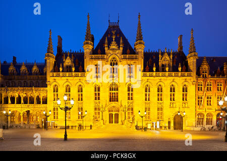 Das Landgericht (Provinciaal Hof) am Marktplatz in Brügge, Belgien mit Nacht blauer Himmel. Stockfoto