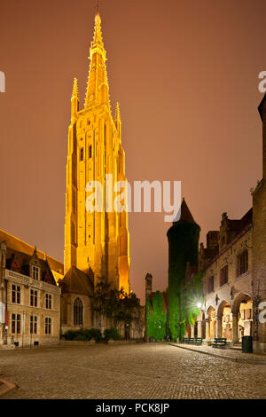 Blick auf die beleuchtete Turm der Liebfrauenkirche in Brügge in der Nacht mit dem Gruuthuse Museum Gebäude als Vordergrund. Perspektive vi korrigiert Stockfoto