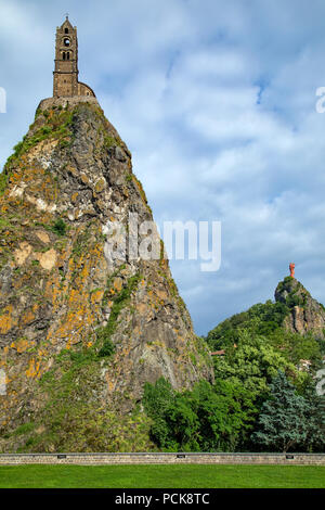 Die Kapelle von St. Michel - dAiguilhe in der Stadt Le Puy-en-Velay in der Auvergne-Rhone-Alpes, Südfrankreich. 969 auf einem volcani gebaut Stockfoto