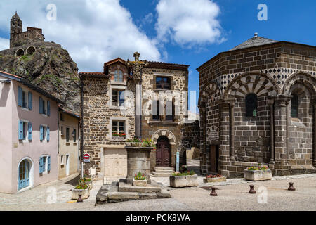 Die Kapelle von St. Michel - dAiguilhe auf einem Hügel über der Stadt Le Puy-en-Velay in der Auvergne-Rhone-Alpes, Südfrankreich. In gebaut Stockfoto