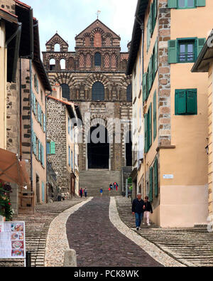 Kathedrale Unserer Lieben Frau von der Verkündigung oder Cathedrale Notre-Dame du Puy in der Stadt Le Puy-en-Velay in der Auvergne-Rhone-Alpes in Frankreich. Stockfoto