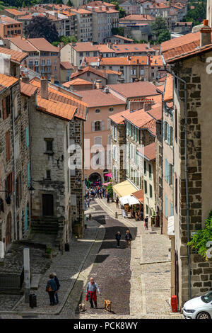 Blick vom Haupteingang der Kathedrale Unserer Lieben Frau von der Verkündigung oder Cathedrale Notre-Dame du Puy in der Stadt Le Puy-en-Velay in der Auvergn Stockfoto