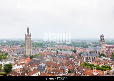 Kirche Unserer Lieben Frau und St. Salvator Kathedrale (Saint die Christ-Erlöser-Kathedrale) in Brügge vom Glockenturm gesehen. Stockfoto