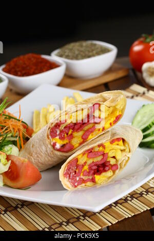 Eine geschnittene Tortilla Wrap ein Rollup von Fladenbrot mit Salami und Mais Füllungen Stockfoto