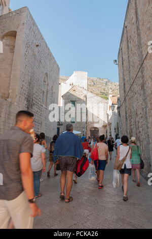 DUBROVNIK, KROATIEN - Aug 3, 2016: Unbekannter Touristen in der Altstadt von Dubrovnik, Kroatien. Dubrovnik ist ein UNESCO Weltkulturerbe Stockfoto