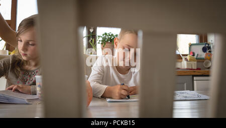 Kinder lernen in der Tabelle Stockfoto