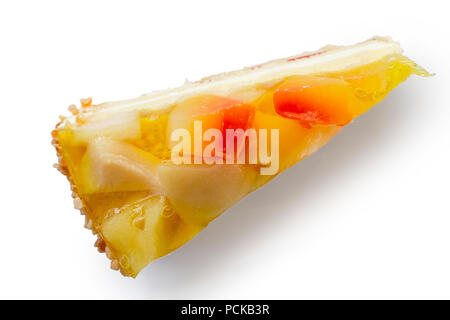 Scheibe der Schwamm Kuchen gekrönt mit Obst und Gelee auf Weiße von oben isoliert. Stockfoto