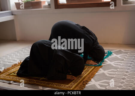 Muslimische Mutter und Tochter Salah beten Stockfoto