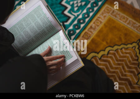 Muslimische Frau Lesung heilige Koran Stockfoto