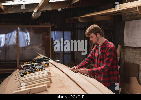 Männliche Tischler arbeiten in Werkstatt Stockfoto