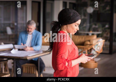 Office Executive über Handy an den kreativen Büro Stockfoto