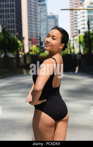 Weibliche Ballet Dancer tanzen auf der Straße Stockfoto