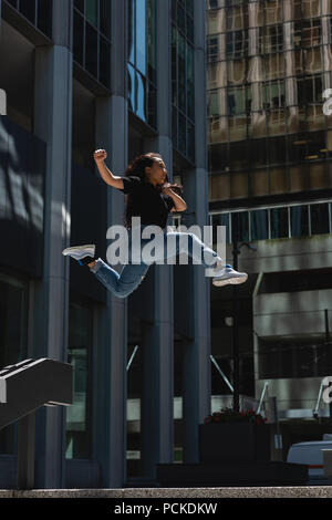 Weibliche Street Dancer tanzen in der Stadt Stockfoto