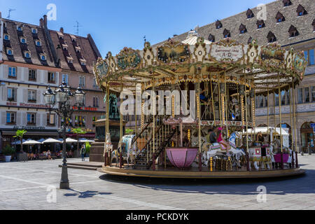 Johannes Gutenberg Platz mit dem alten Karussell in einem schönen Tag des Sommers in Straßburg, Frankreich. Stockfoto