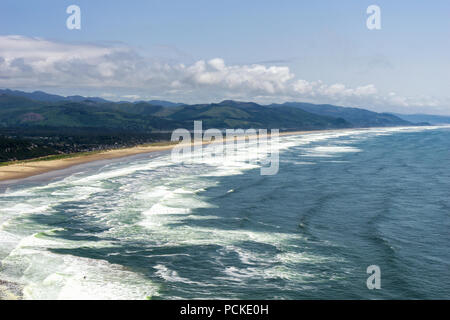 Die Küste von Oregon vom Neahkahnie Aussichtspunkt an Oswald West State Park, Neahkahnie Strand, Manzanita, Oswald West State Park, der uns an der Route 101 ODER, USA. Stockfoto