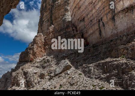 Wanderer entlang der Bergsteigen Pfad, der durch die Beiträge des Ersten Weltkriegs, Mount Paterno, Dolomiten, Italien Pässe Stockfoto