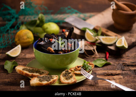 Gekochte Miesmuscheln in der Küche Teller auf Holz- Hintergrund Stockfoto