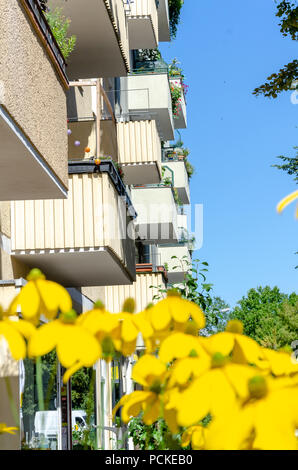 Typischen Alt-Berliner Wohnhaus mit Balkon. Schöne Landschaft von Immobilien, Vermietungen. Reisen Bild-Serie. Stockfoto