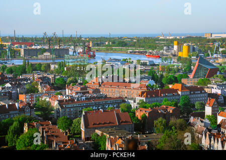 Danziger Stadtbild, Luftaufnahme von am nördlichen Rand der Stadt Danzig mit dem Kranen Nowy Port Werft in der Ferne, Pommern, Polen. Stockfoto