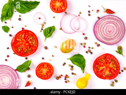 Frisches Gemüse, Kräutern und Gewürzen auf weißem Hintergrund. Stockfoto